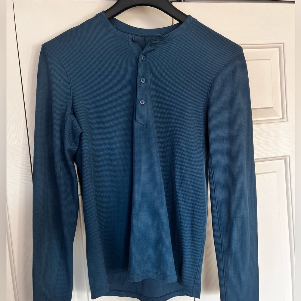 Mens Small Lululemon 3 button soft long sleeve, worn only once, super duper soft